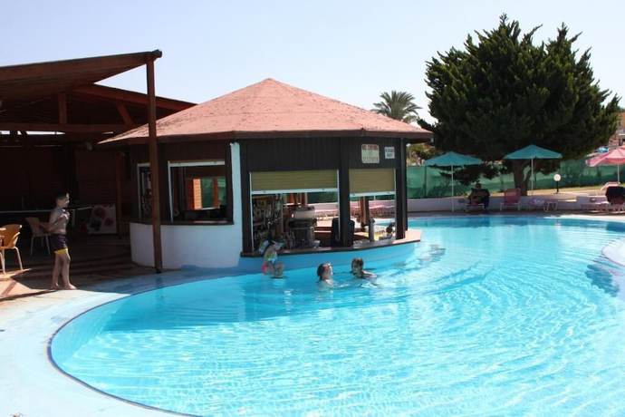 Imagen de la piscina del Hotel Astreas Beach. Foto 16