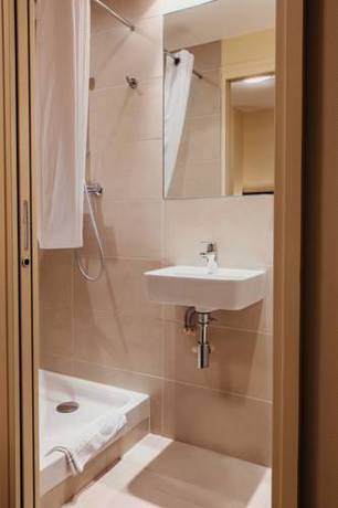 Imagen de la habitación del Hotel Astrid, Caen. Foto 3