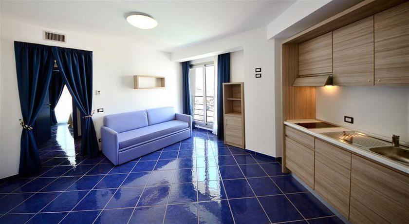 Imagen de la habitación del Hotel Astro Suite. Foto 3