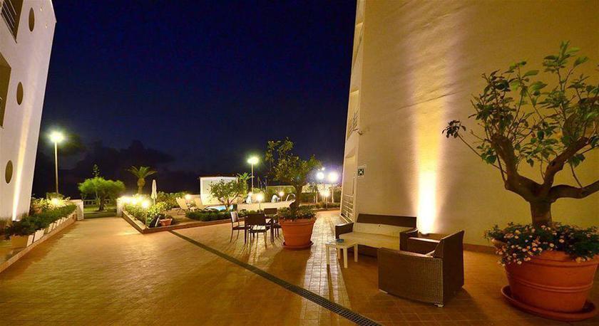 Imagen de los exteriores del Hotel Astro Suite. Foto 9