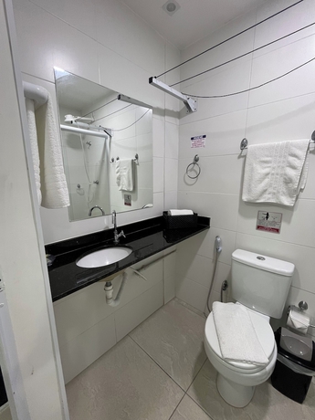 Imagen de la habitación del Hotel Asturias Mall Suites. Foto 2