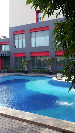 Imagen de la piscina del Hotel Asyana Kemayoran Jakarta. Foto 16