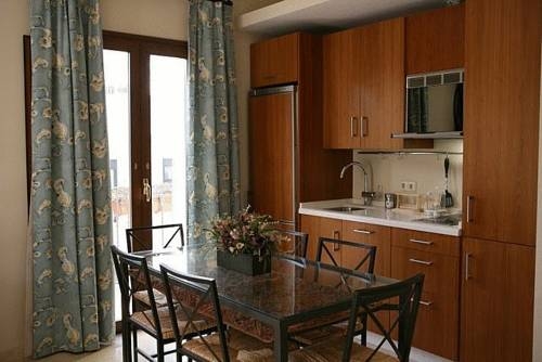 Imagen de la habitación del Hotel At Apartamentos Y Vtv Conde De Torrejon 10. Foto 8