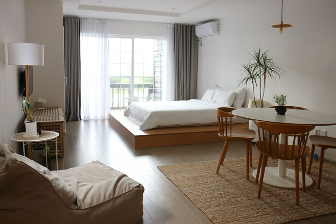 Imagen de la habitación del Hotel At Corner. Foto 23