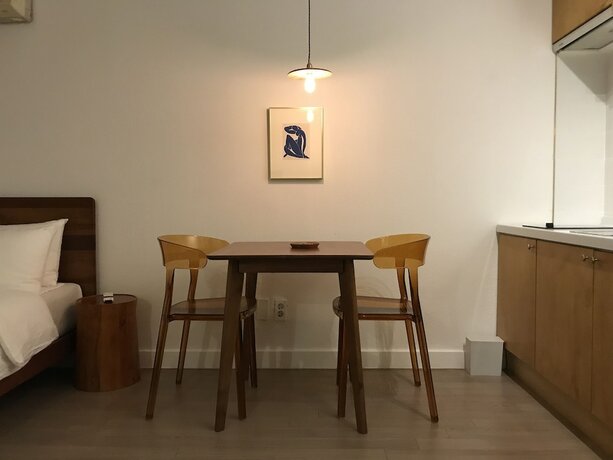 Imagen de la habitación del Hotel At Corner. Foto 37