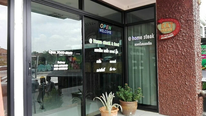 Imagen del bar/restaurante del Hotel At Home Place. Foto 2