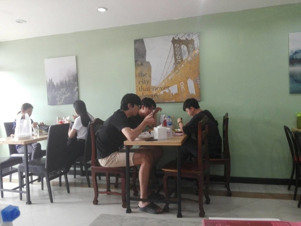 Imagen del bar/restaurante del Hotel At Home Place. Foto 3