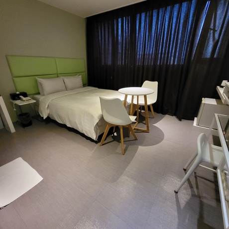 Imagen de la habitación del Hotel At Noon. Foto 2