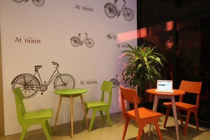 Imagen de los interiores del Hotel At Noon. Foto 14