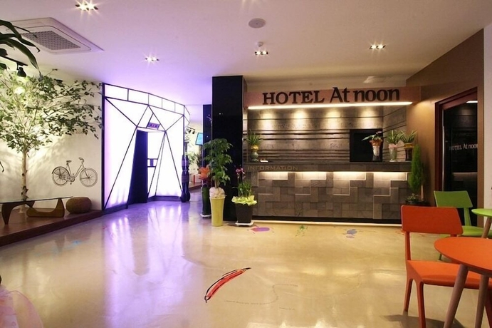 Imagen de los interiores del Hotel At Noon. Foto 15