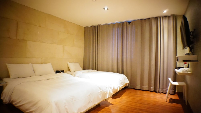 Imagen de la habitación del Hotel At Noon. Foto 6
