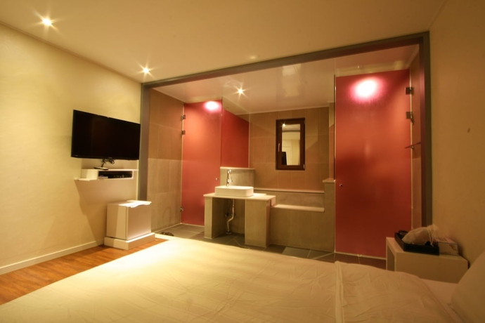 Imagen de la habitación del Hotel At Noon. Foto 7