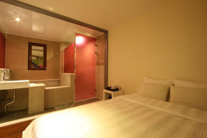 Imagen de la habitación del Hotel At Noon. Foto 8