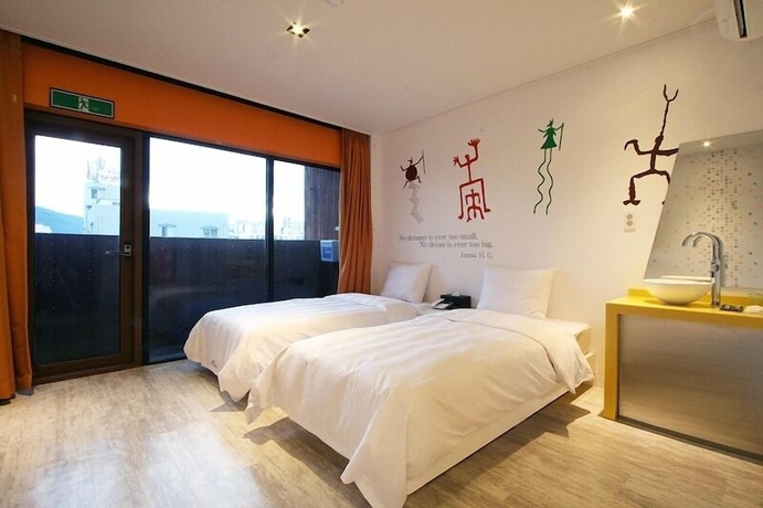Imagen de la habitación del Hotel At Noon. Foto 10
