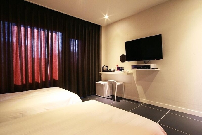 Imagen de la habitación del Hotel At Noon. Foto 11