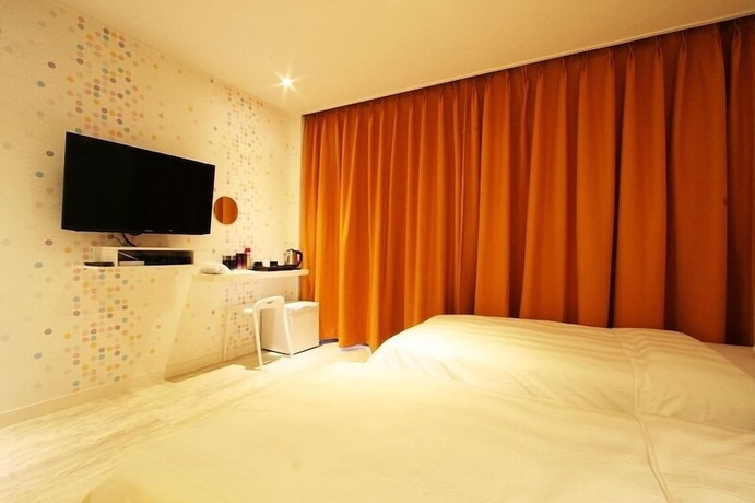 Imagen de la habitación del Hotel At Noon. Foto 13