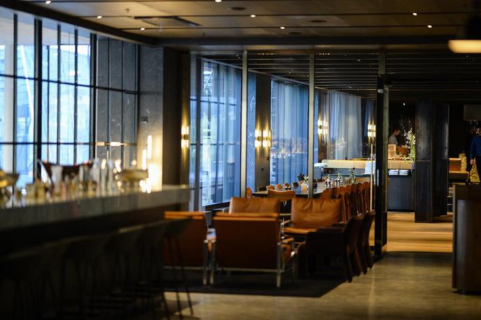 Imagen del bar/restaurante del Hotel At Six. Foto 2