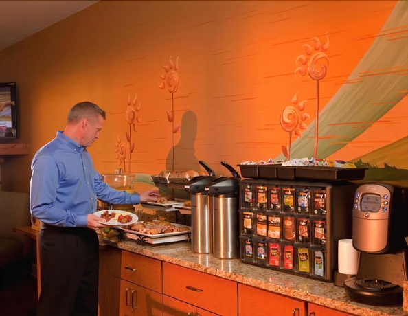 Imagen del bar/restaurante del Hotel At Waterwalk Wichita. Foto 5
