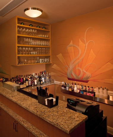 Imagen del bar/restaurante del Hotel At Waterwalk Wichita. Foto 8
