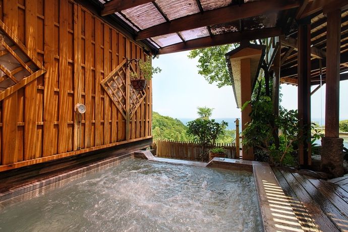 Imagen de la piscina del Hotel Atagawa Prince. Foto 16
