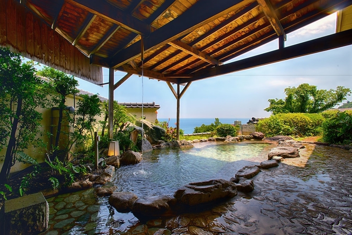 Imagen de la piscina del Hotel Atagawa Prince. Foto 19