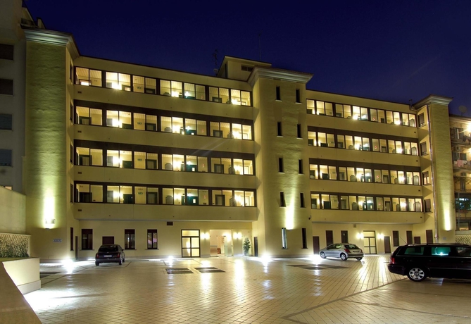 Imagen de los exteriores del Hotel Atahotel De Angeli. Foto 15