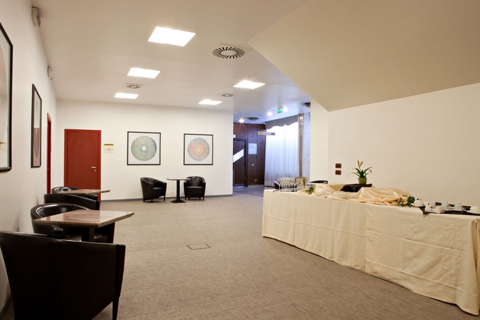 Imagen de los interiores del Hotel Atahotel Executive. Foto 9