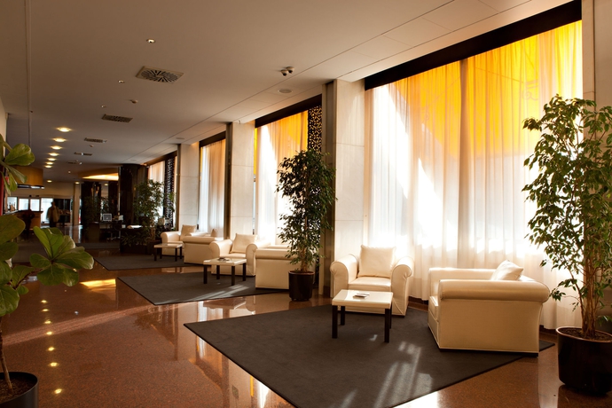 Imagen de los interiores del Hotel Atahotel Executive. Foto 10