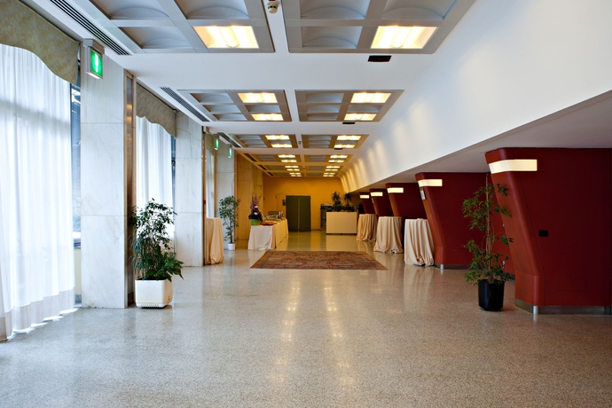 Imagen de los interiores del Hotel Atahotel Executive. Foto 11