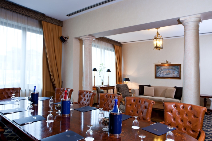 Imagen de los interiores del Hotel Atahotel Executive. Foto 14