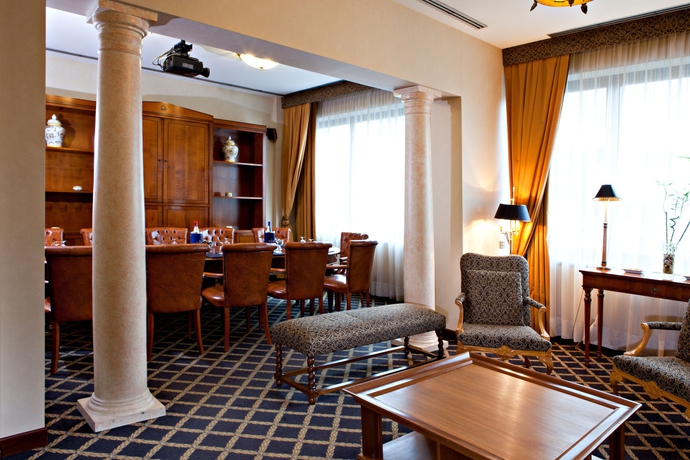 Imagen de los interiores del Hotel Atahotel Executive. Foto 16