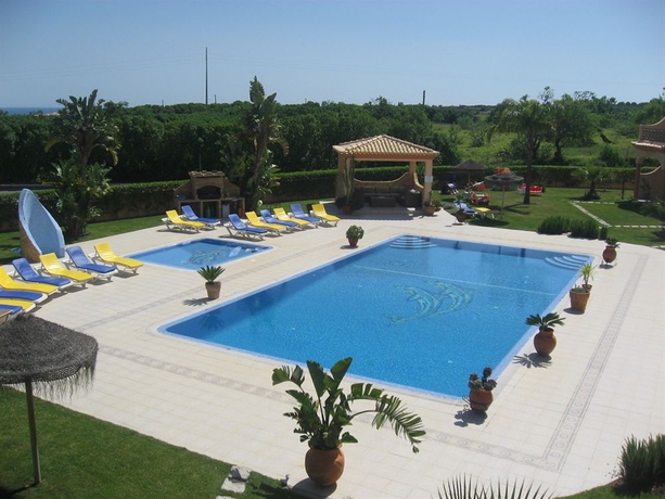 Imagen de la piscina del Hotel Atalaia Sol. Foto 15