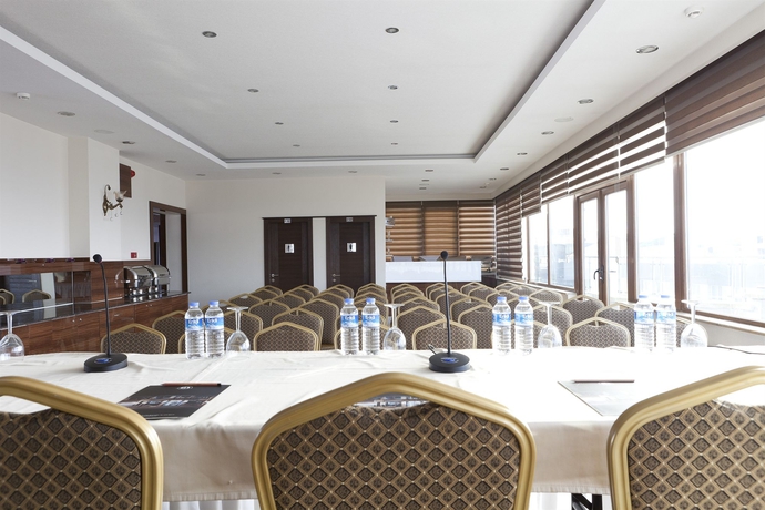 Imagen de los interiores del Hotel Atalay. Foto 9