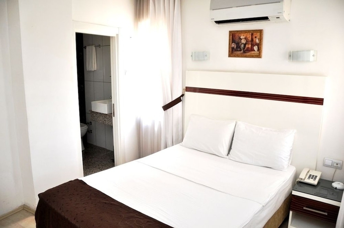 Imagen de la habitación del Hotel Atalla. Foto 12