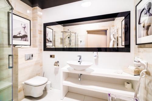 Imagen de la habitación del Hotel Atelia. Foto 9