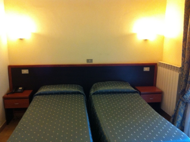 Imagen de la habitación del Hotel Atena. Foto 8