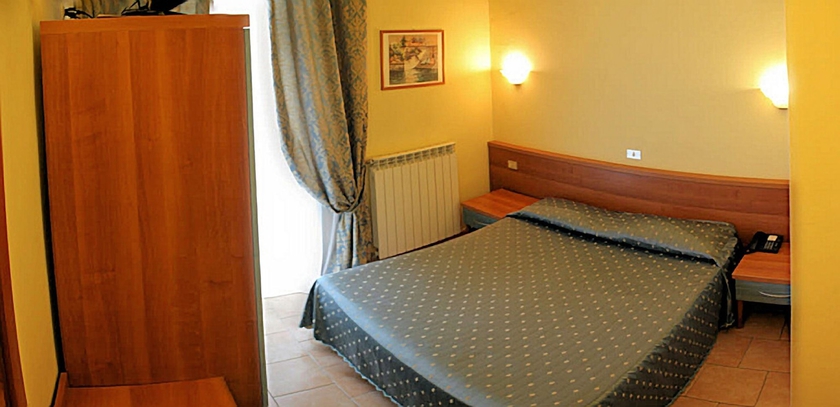 Imagen de la habitación del Hotel Atena. Foto 10