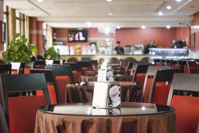 Imagen del bar/restaurante del Hotel Atenas, Tetuán. Foto 6