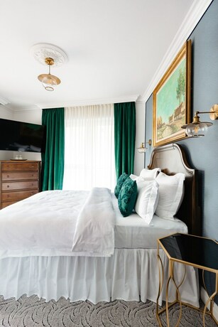 Imagen de la habitación del Hotel Ateneea Luxury Rooms. Foto 17