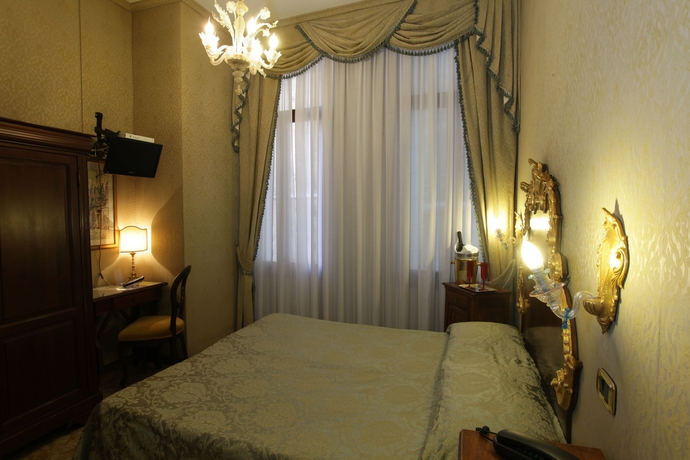 Imagen de la habitación del Hotel Ateneo, Venecia. Foto 9