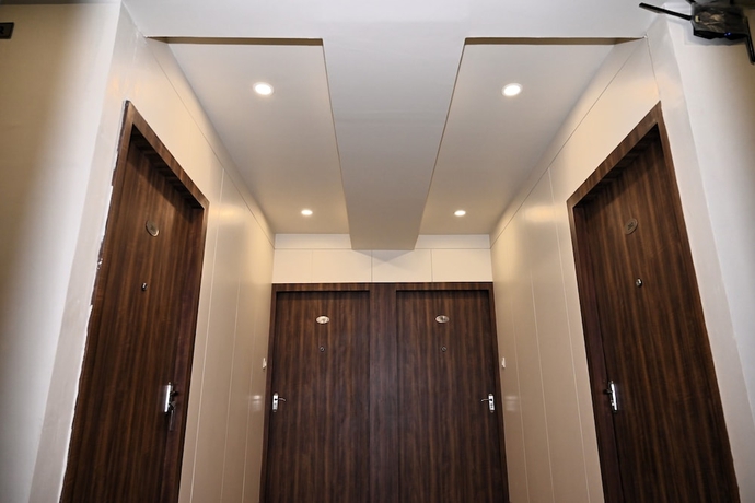 Imagen de los interiores del Hotel Atharv Kaashi - Behind Sigra Sports Stadium. Foto 10