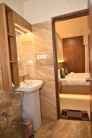 Imagen de la habitación del Hotel Atharv Kaashi - Behind Sigra Sports Stadium. Foto 9