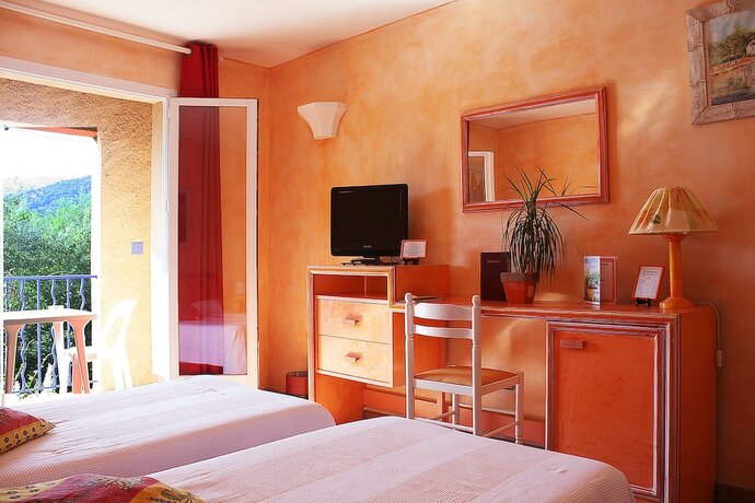 Imagen de la habitación del Hotel Ath&eacute;nopolis, Grimaud. Foto 15