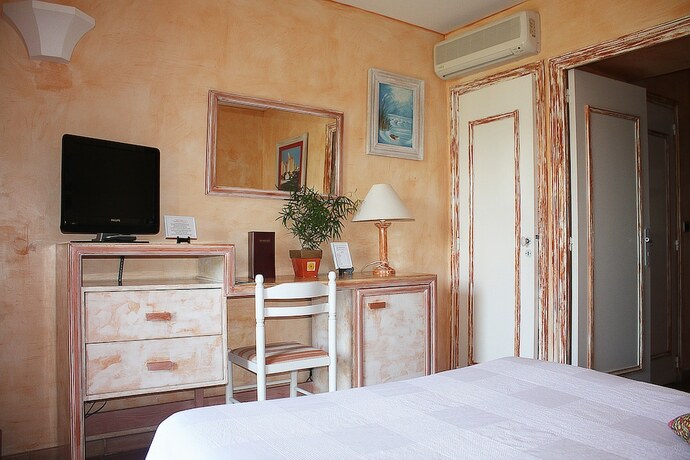 Imagen de la habitación del Hotel Ath&eacute;nopolis, Grimaud. Foto 17