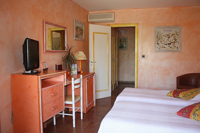 Imagen de la habitación del Hotel Ath&eacute;nopolis, Grimaud. Foto 19