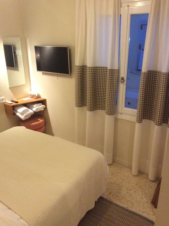 Imagen de la habitación del Hotel Athena, Nauplia. Foto 2