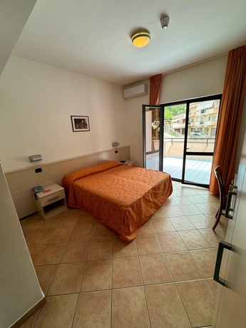 Imagen de la habitación del Hotel Athena Palace, ACQUAPPESA. Foto 7