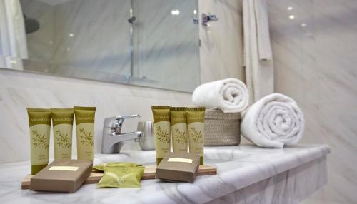 Imagen de la habitación del Hotel Athenian Riviera and Suites. Foto 7