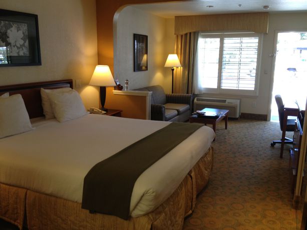 Imagen de la habitación del Hotel Atherton Park Inn and Suites. Foto 4