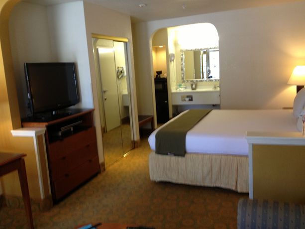 Imagen de la habitación del Hotel Atherton Park Inn and Suites. Foto 7